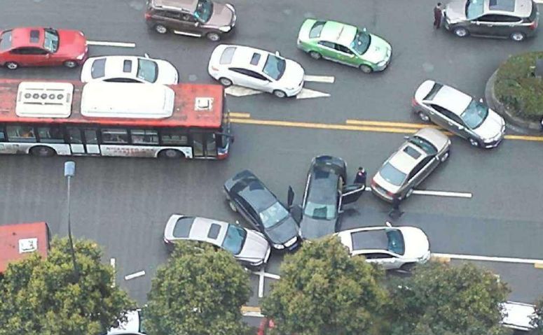 開車門出車禍視頻,開車門出車禍視頻的啟示與應(yīng)對(duì)策略，可靠計(jì)劃策略執(zhí)行的必要性,實(shí)地?cái)?shù)據(jù)評(píng)估執(zhí)行_KP25.69.17