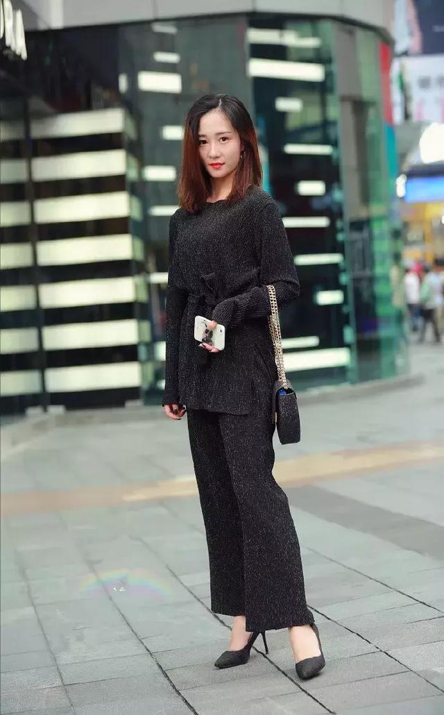 運動休閑裝配什么包好看,運動休閑裝配包的藝術，解析時尚魅力與未來趨勢，安卓款58.38.17的獨特設計,動態(tài)解析說明_Premium96.58.48