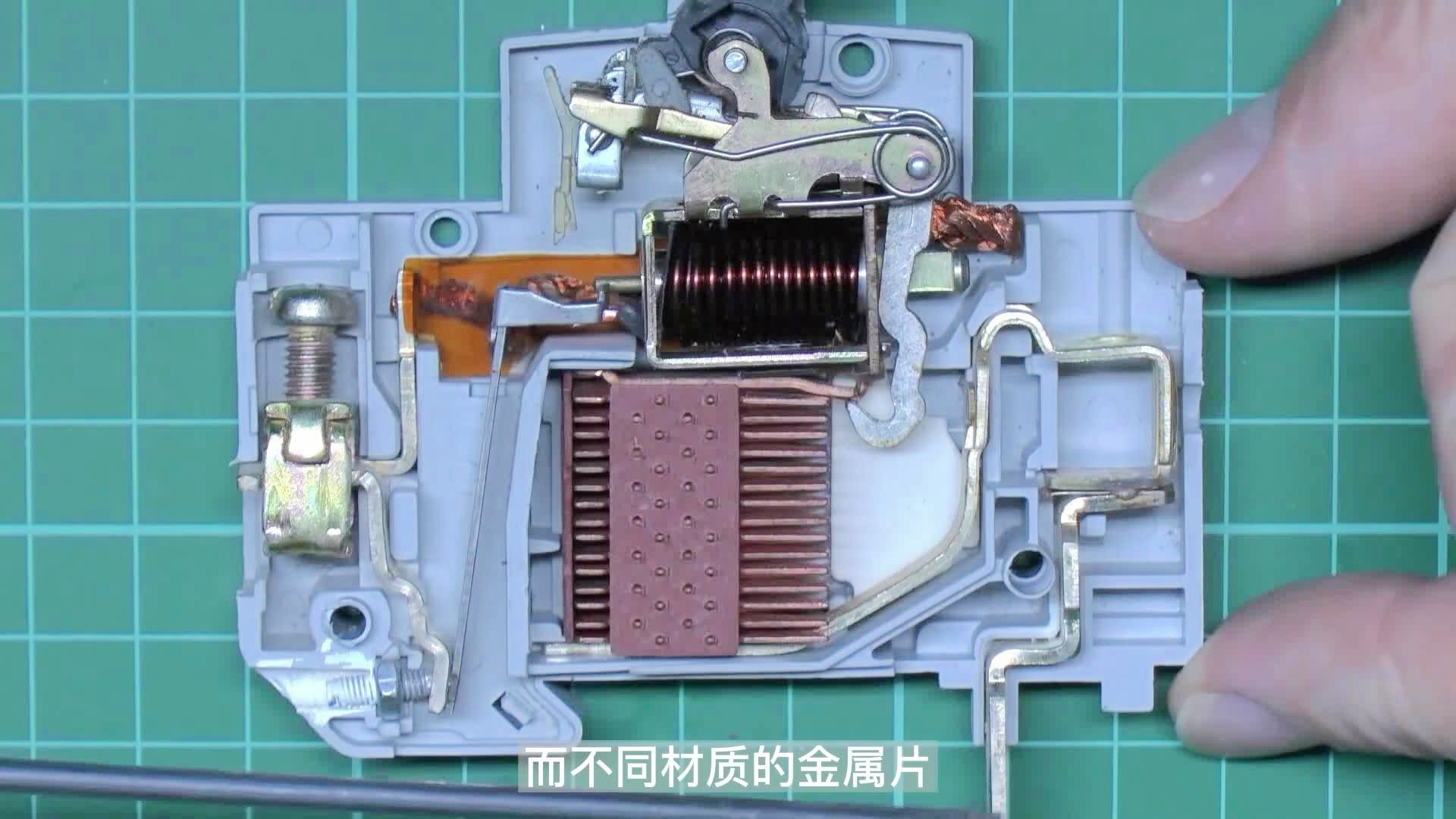 銑床與空壓機空氣凈化器的區(qū)別,銑床與空壓機空氣凈化器，深入解析頂級款57.39.62的差異與策略,高效計劃設計_英文版13.27.89