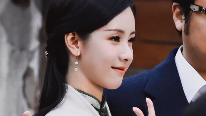 關(guān)于陳都靈看起來是否好難受這個問題，我無法準(zhǔn)確判斷，因為我沒有親眼見到她本人的情況。人的情緒、健康狀況和表情會受到許多因素的影響，有時候即使一個人感覺良好，也可能因為疲勞、壓力或其他原因而表現(xiàn)出一些不適的表情。，如果您對陳都靈的近期狀態(tài)感到擔(dān)憂，建議您關(guān)注她的社交媒體賬號或相關(guān)新聞報道，以獲取更準(zhǔn)確和最新的信息。同時，我們也應(yīng)該尊重她的個人隱私和個人空間，不要過度猜測或推測她的狀況。