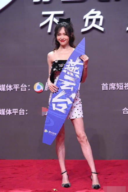 關(guān)于唐嫣是否走過第二次單人紅毯的問題，目前沒有找到確切的信息或證據(jù)來證實(shí)這一點(diǎn)。關(guān)于藝人的公開活動、表演或走紅毯等，通常會有相關(guān)的報(bào)道或資訊，但有時可能會因?yàn)楦鞣N原因（如時間安排、活動性質(zhì)等）而沒有報(bào)道。，如果您對唐嫣的紅毯活動感興趣，可以關(guān)注她的官方社交媒體賬號或相關(guān)娛樂新聞，以獲取最新的信息。同時，互聯(lián)網(wǎng)上可能有相關(guān)的討論和帖子，您也可以在這些地方查找更多信息。