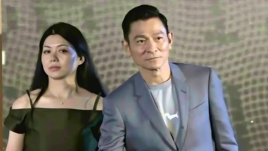 劉德華是一位著名的香港演員和歌手，他在娛樂圈具有極高的知名度和影響力。他主要在影視作品中扮演角色和錄制音樂，并沒有公開報(bào)道顯示他在各大超市上班。，因此，劉德華又到各大超市上班了這一說法并不準(zhǔn)確。