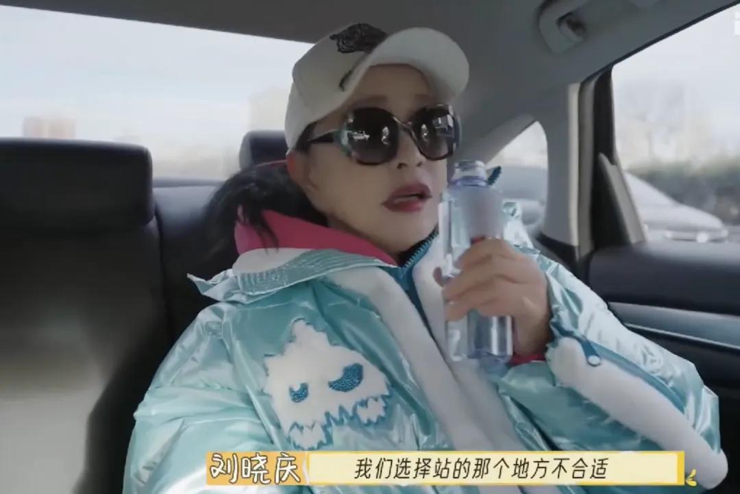 關于劉曉慶錄制節(jié)目時疑似中毒的消息，目前并沒有確鑿的證據(jù)和官方通報。，我們應該等待相關官方渠道或媒體報道更多詳細信息，避免傳播不實信息。如果出現(xiàn)身體不適，應該立即尋求醫(yī)療幫助。同時，如果在工作和生活中遇到類似情況，也應該注意自身安全，確保在健康和安全的環(huán)境下進行活動。