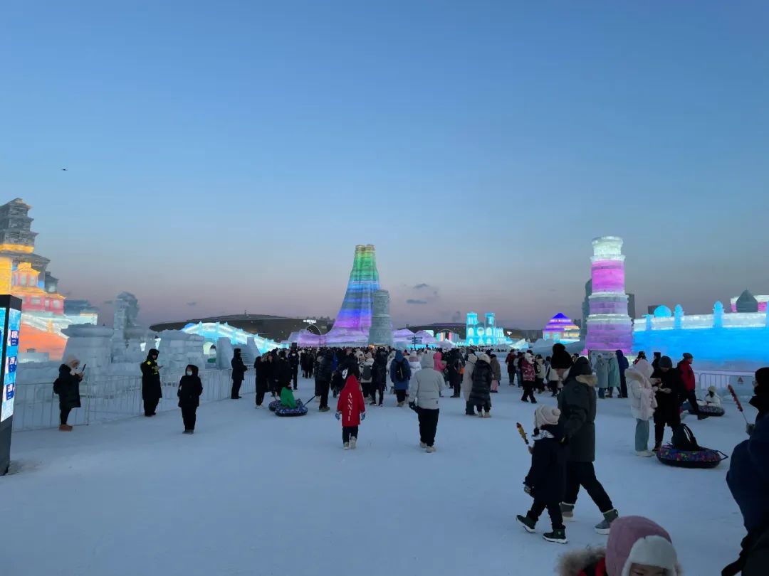 澳門金光佛資料免費(fèi),冰雪大世界開園 游客裹棉被排隊(duì)
