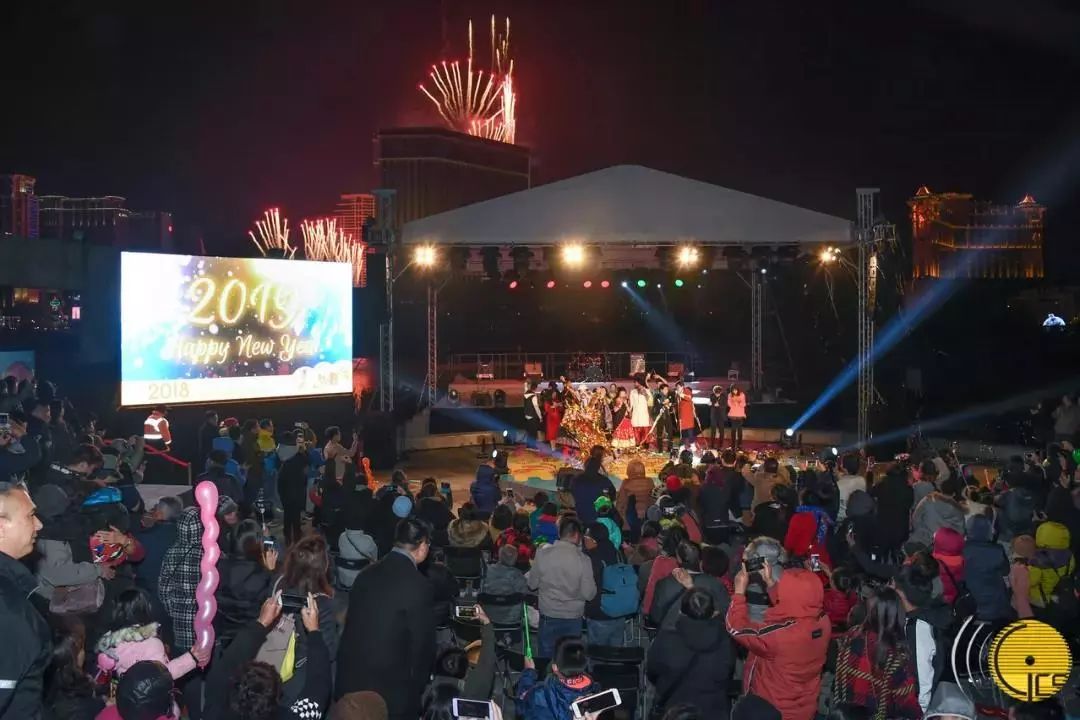 新澳門正版資料查詢香港,臺(tái)北跨年活動(dòng)現(xiàn)場大屏轉(zhuǎn)播央視晚會(huì)