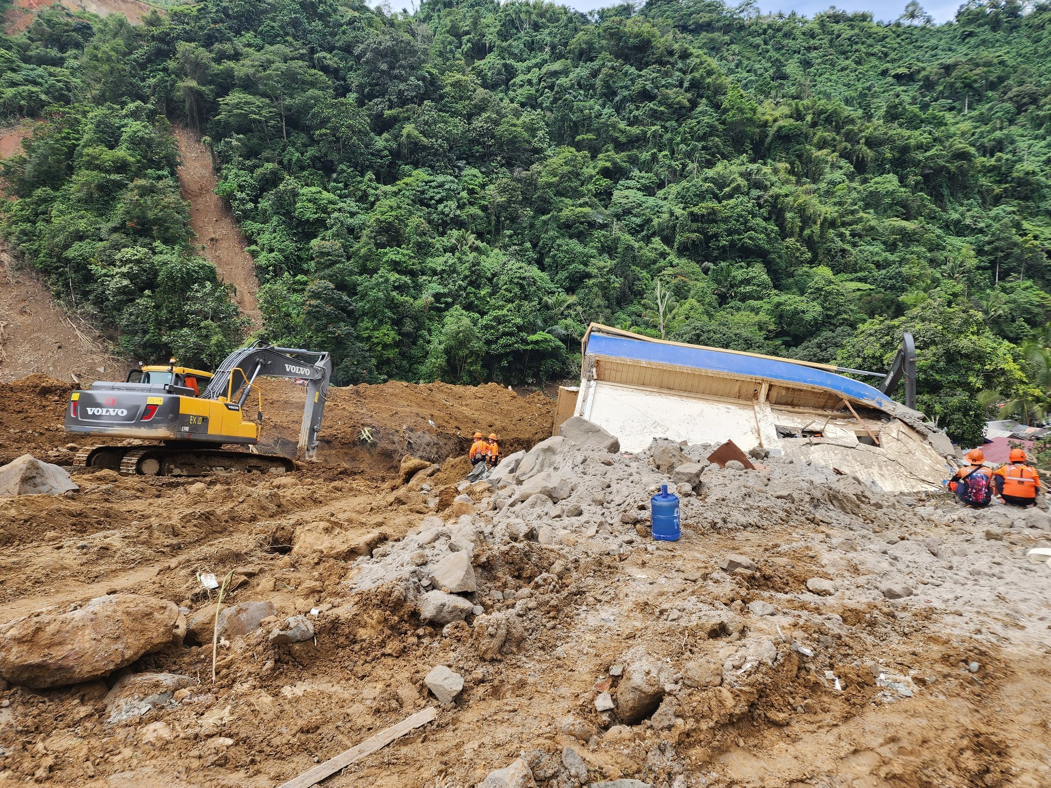 澳門最精準免費資料大全,山體滑坡親歷者：整片山一起倒下來