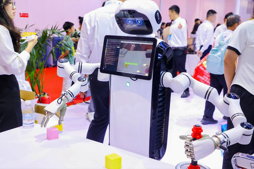官家婆精準(zhǔn)資料免費(fèi)大全花期,人形機(jī)器人“大壯”亮相